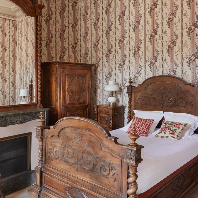 FR-airbnb-heritage-tour-france-bedroom
