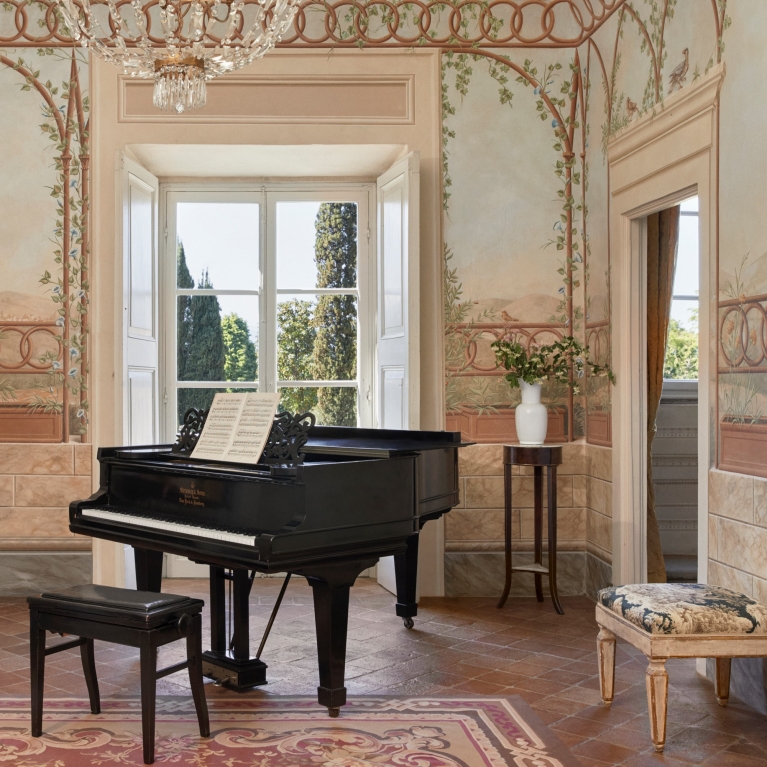 IT-airbnb-heritage-tour-italy-piano-room
