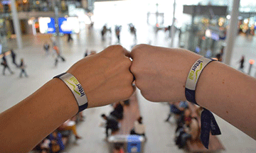 Interrail-wristband-friends-travelling-together