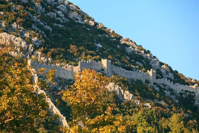 croatia-ston-wall-on-mountain