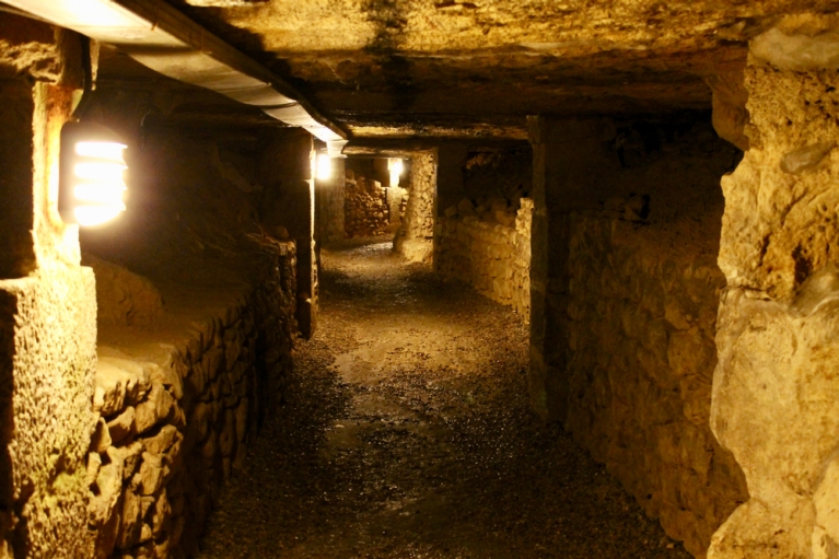 Ein Netz aus unterirdischen Tunneln dient als letzte Ruhestätte für viele Pariser aus dem 18. Jahrhundert