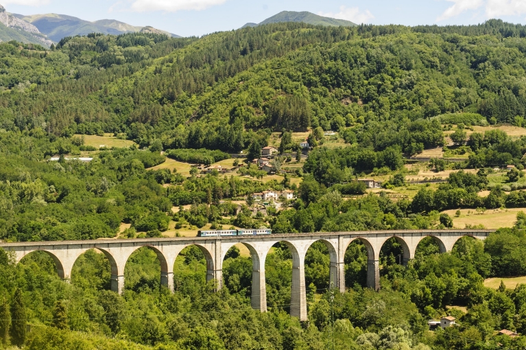Tren cruzando un puente en el corazón de la Toscana