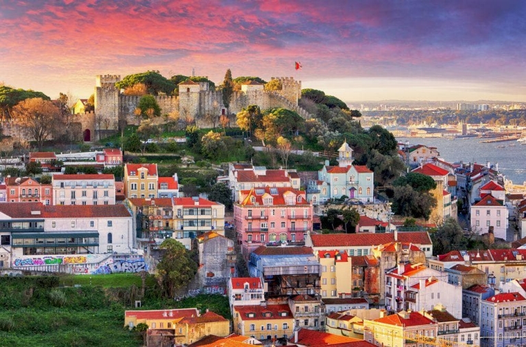 Vista su Lisbona e sul castello di San Giorgio in estate