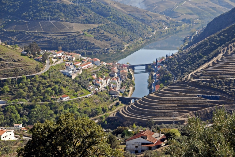 Vue sur Pinhão et les vignobles de la vallée du Douro