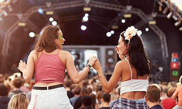 festival-crowd-two-girls-on-shoulders