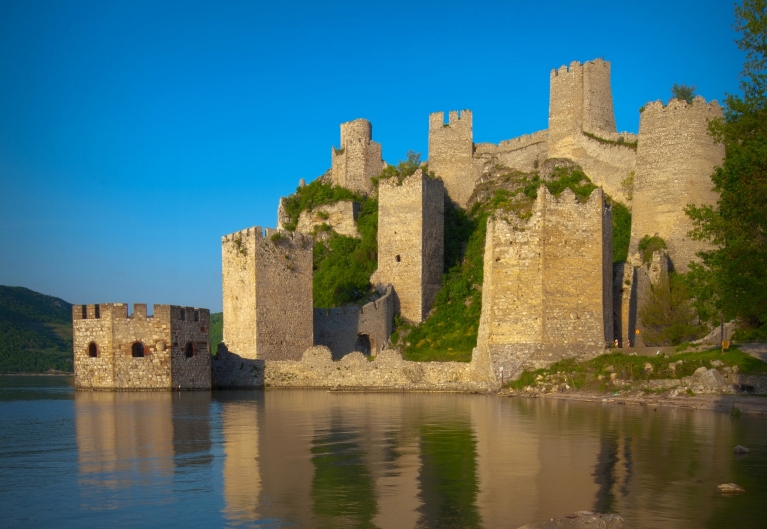 Fortaleza Golubac en el río Danubio