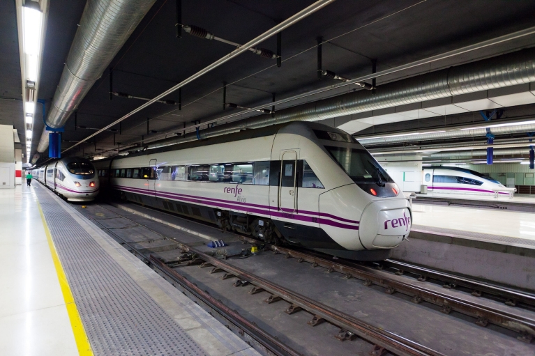 Treno ad alta velocità Alvia sui binari a Barcellona, Spagna