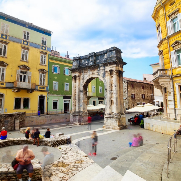 Arco de Triunfo de la Roma antigua en Pula, Croacia