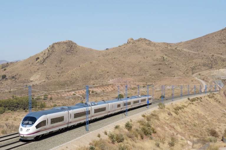 Treno ad alta velocità AVE a Saragozza, Spagna