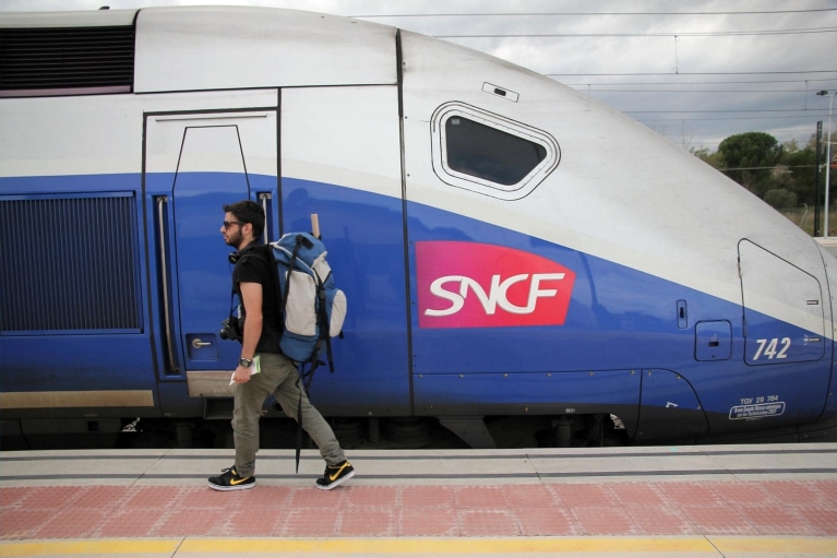 TGV en la estación de tren de frontera española de Figueras