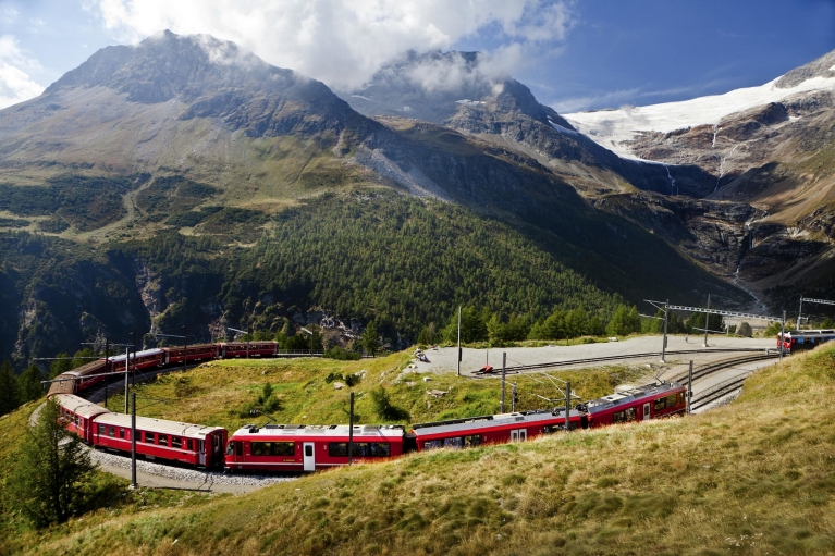 Le Bernina Express dans les Alpes