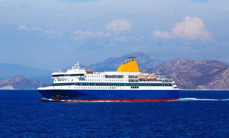 Blue-Star-Fähre in Griechenland auf offenem Meer