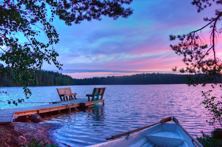 Lass dir das wunderschöne Farbspiel eines finnischen Sonnenuntergangs nicht entgehen