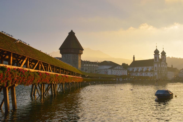 Einen Spaziergang über die legendäre Kapellbrücke in Luzern machen