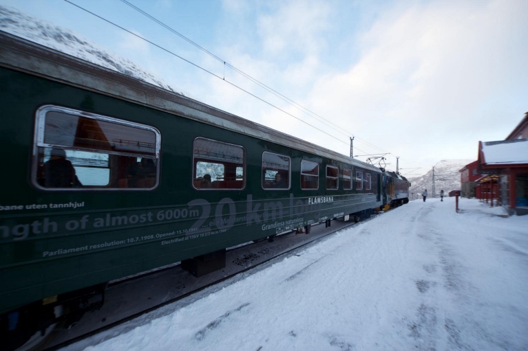 Treno sulla Ferrovia Flam al binario in inverno