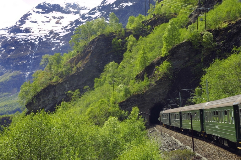 Treno sulla Ferrovia Flåm in un paesaggio montano
