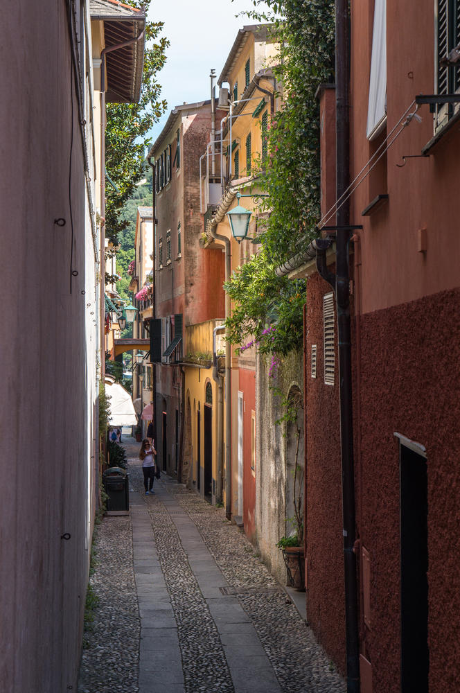 Meisje dat loopt door de straten van Portofino Genua