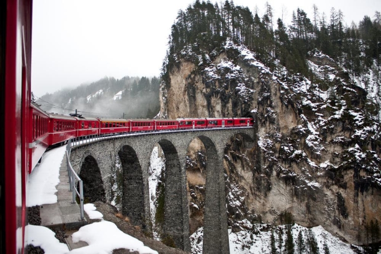 Disfruta de los impresionantes paisajes de los Alpes suizos desde la calidez de tu asiento