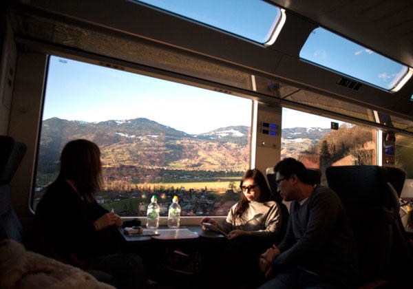 Train touristique Golden Pass avec vue panoramique