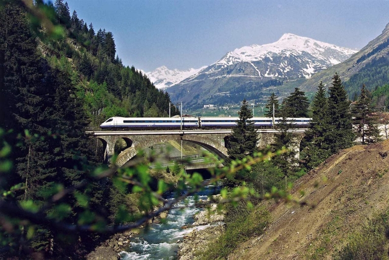 high_speed_train_cisalpino_switzerland