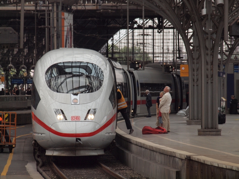 Treno ad alta velocità ICE sui binari a Colonia, Germania