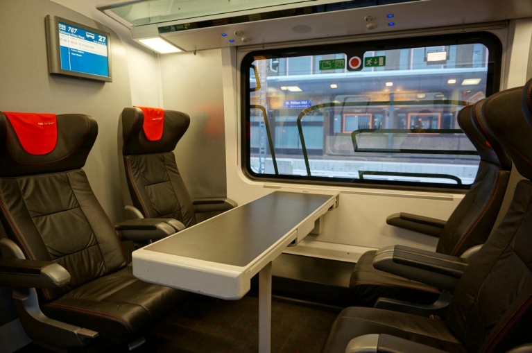 Intérieur d'un train à grande vitesse Railjet en Autriche