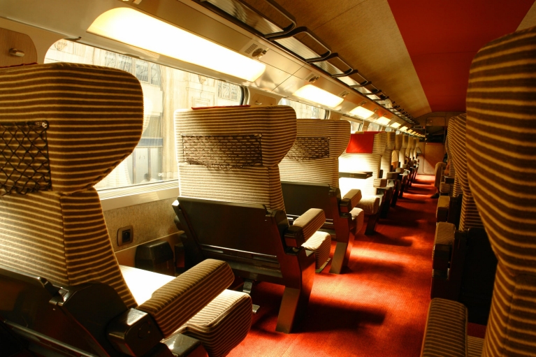 Interno di un treno ad alta velocità TGV, Francia, in 1ª classe