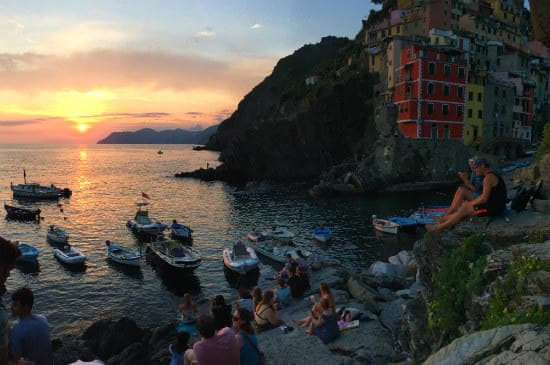 interrail_customer_testimonials_-_people_watching_the_sunset_at_cinque_terre_in_italy