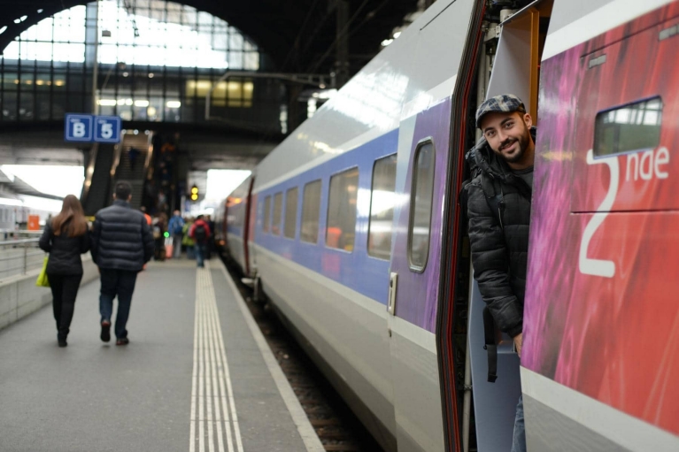 Uomo sulla porta di un treno TGV, Basilea, Svizzera