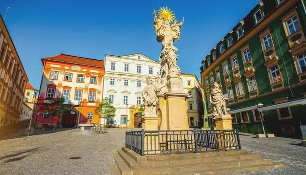 Plaza del Mercado con la columna de la Sagrada Trinidad en el casco antiguo de Brno, República Checa