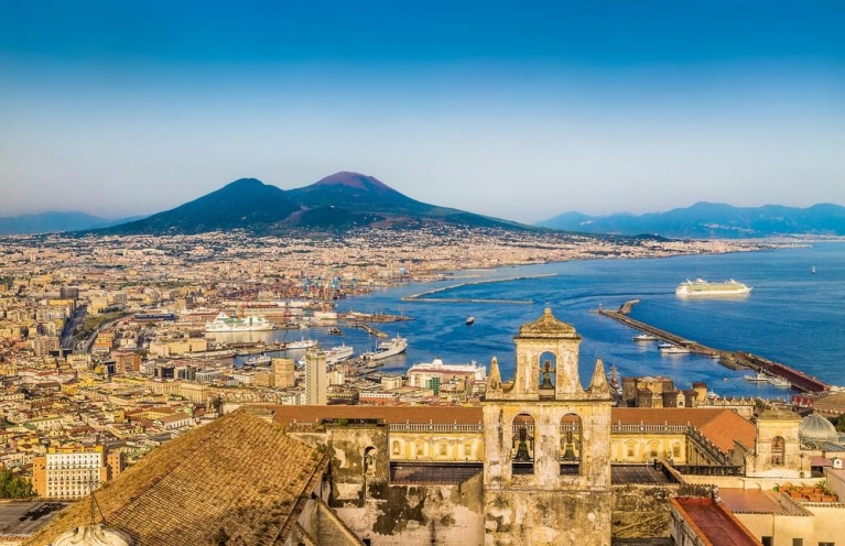 Vista de Nápoles y el volcán Vesubio