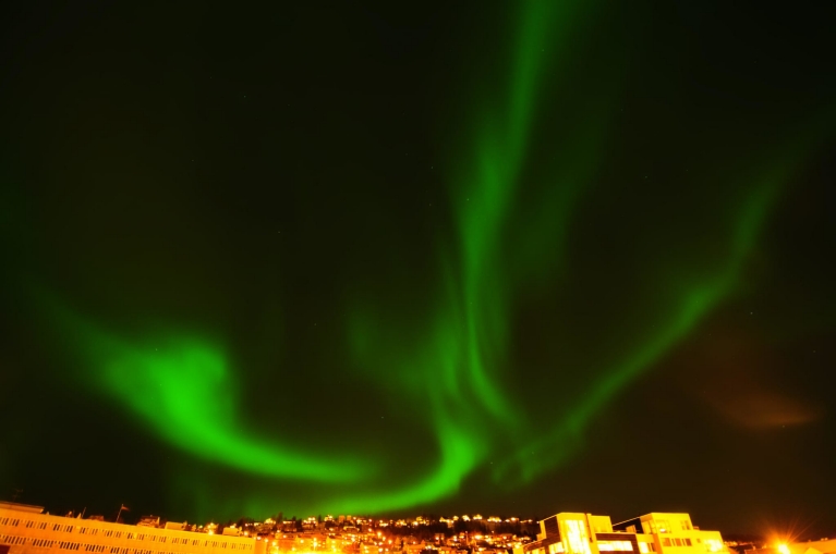 northern_lights_above_city_of_tromso