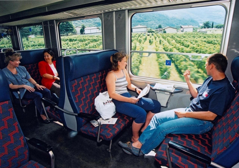 Voyageurs à bord d'un train régional en Suisse