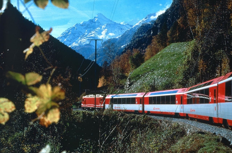 scenic_train_glacier_express_in_the_matter