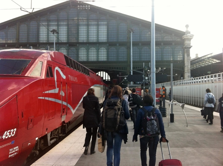 Der Thalys-Zug am Bahnsteig im Pariser Bahnhof Gare du Nord