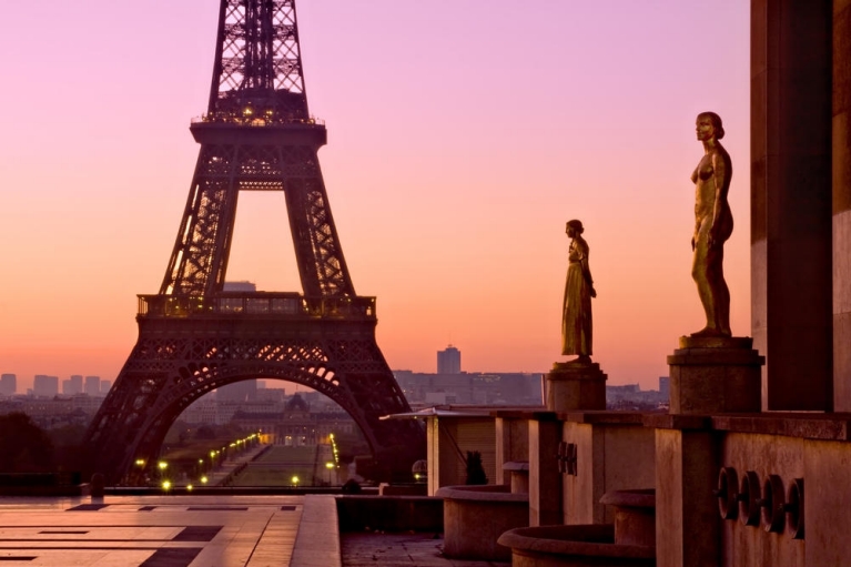 Der Eiffelturm bei Dämmerung, Paris, Frankreich