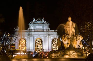 La Fontana di Cibele e la Puerta de Alcalá di notte