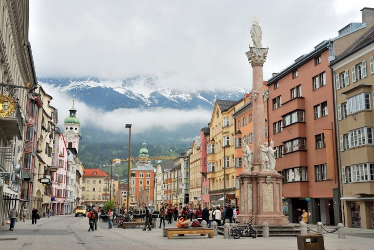 Innsbruck, Österreich vor den hoch emporragenden Alpen