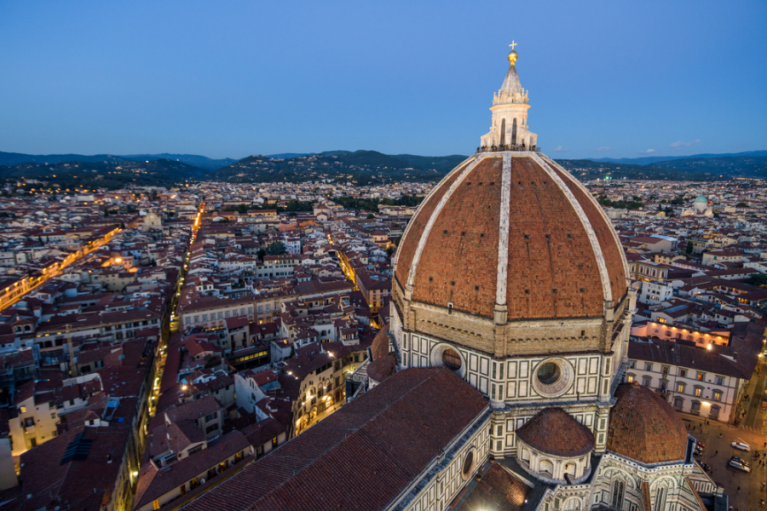 Blick in den frühen Abendstunden vom Markusturm auf die Kathedrale von Florenz