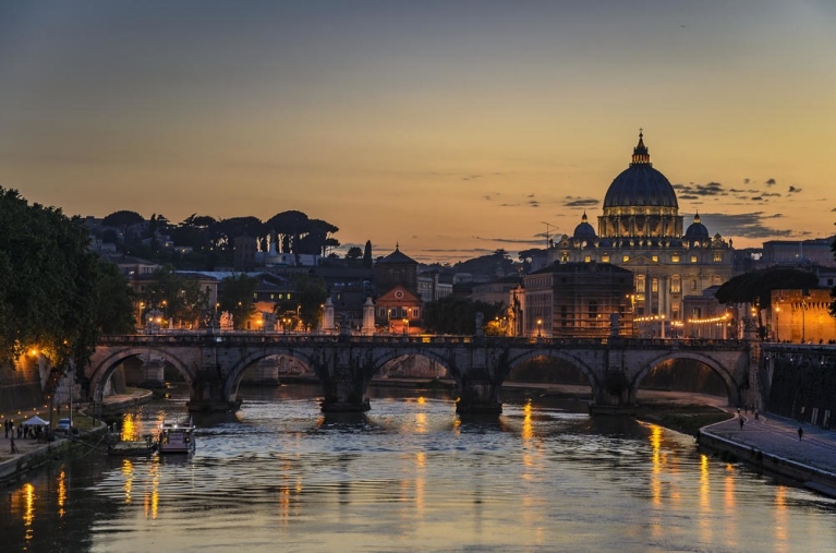Vista di Città del Vaticano dal fiume Tevere di notte, Roma