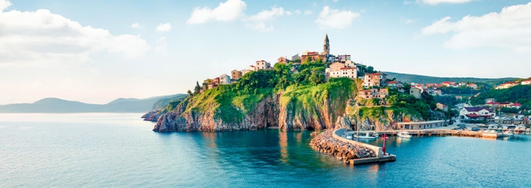 croatia-makarska-panorama-town-on-cliffs