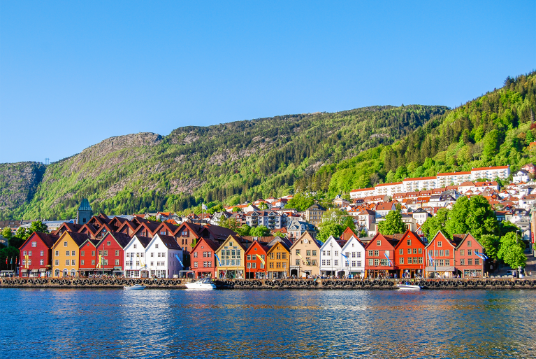 norway-bergen-colorful-houses-at-river-mountain-scenery