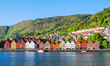 norway-bergen-colorful-houses-next-to-river