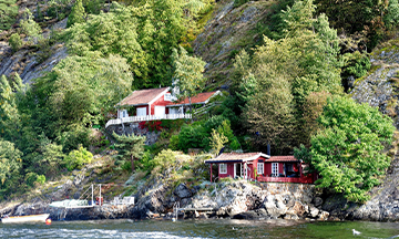 norway-bergen-fjord-houses-next-to-water