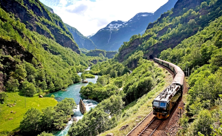 Ferrocarril Flåm en verano