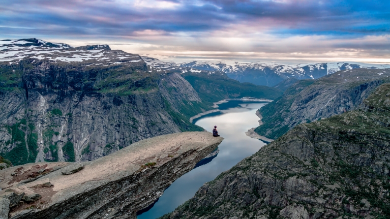 Formación rocosa conocida como la «lengua del trol», en Noruega