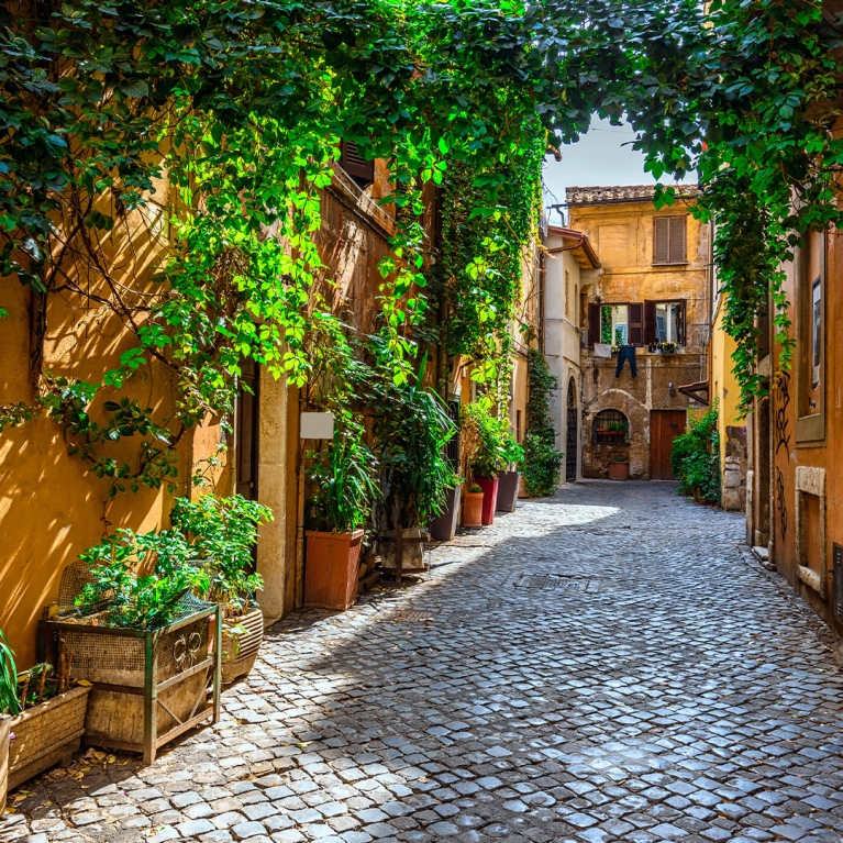 square-italy-rome-trastevere-neighbourhood-small-alleyway