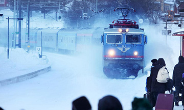 sweden-sj-night-train-in-winter-snow