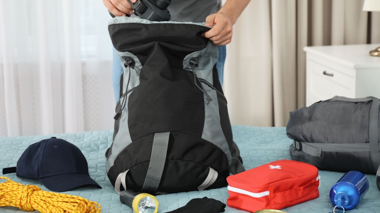 traveller-packing-backpack-luggage