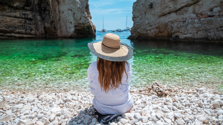croatia-island-vis-beach-woman-with-hat